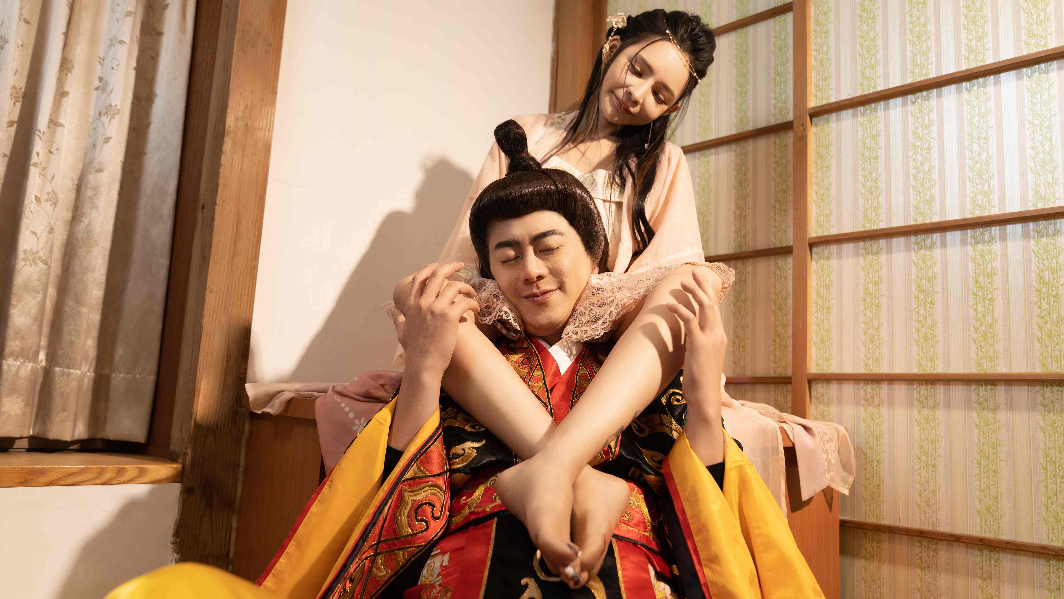 娇俏娇小台湾黑发美女的复古三国温柔瞬间 | 热莲花